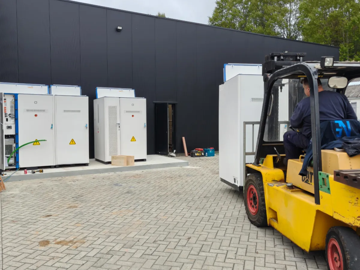 Batterij-installatie op locatie met heftruck