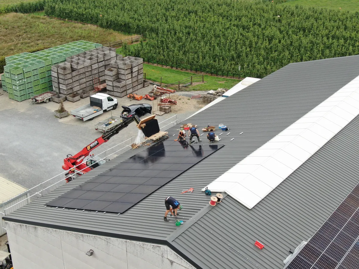 Zonnepanelen op landbouwbedrijf met fruitkisten