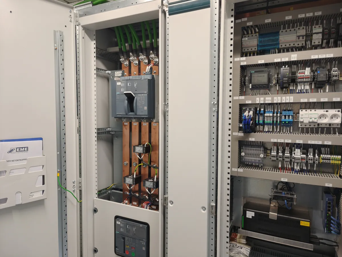 EME schakelkast met vermogensautomaat en PLC-sturing