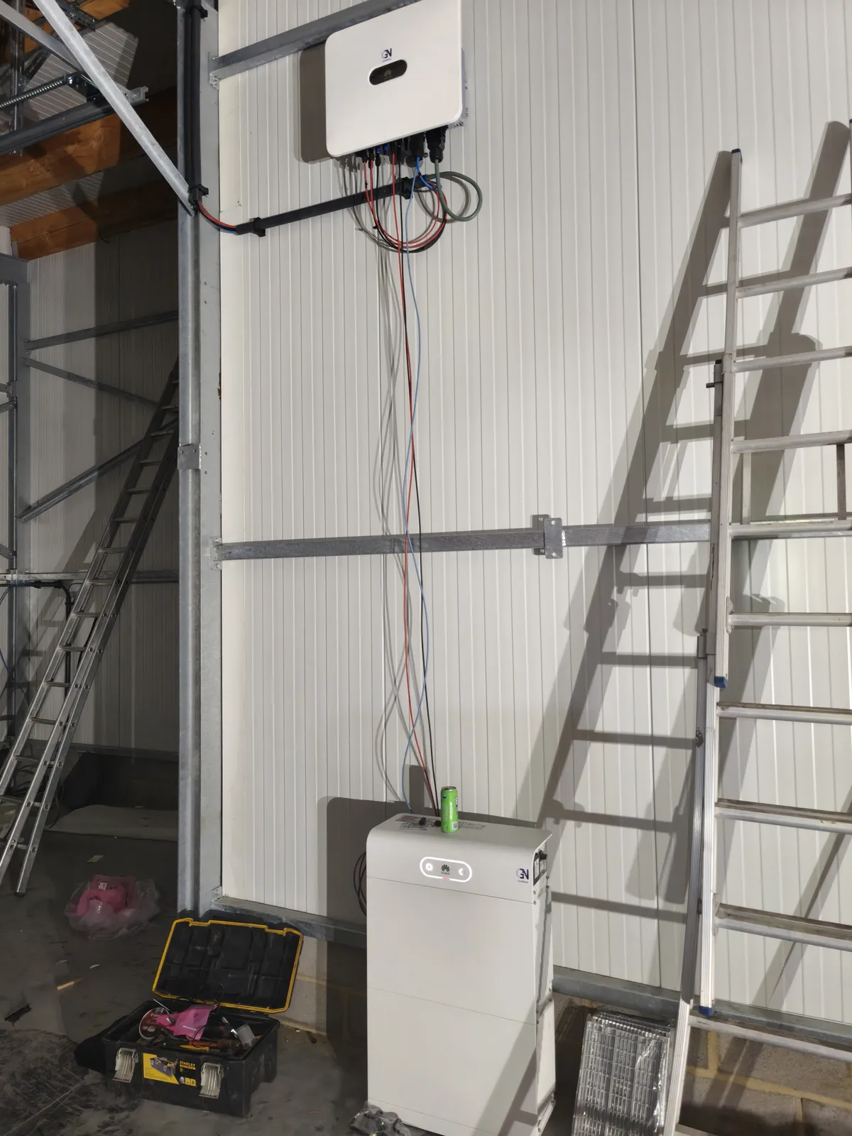 Omvormer en batterijkast in industrieel magazijn