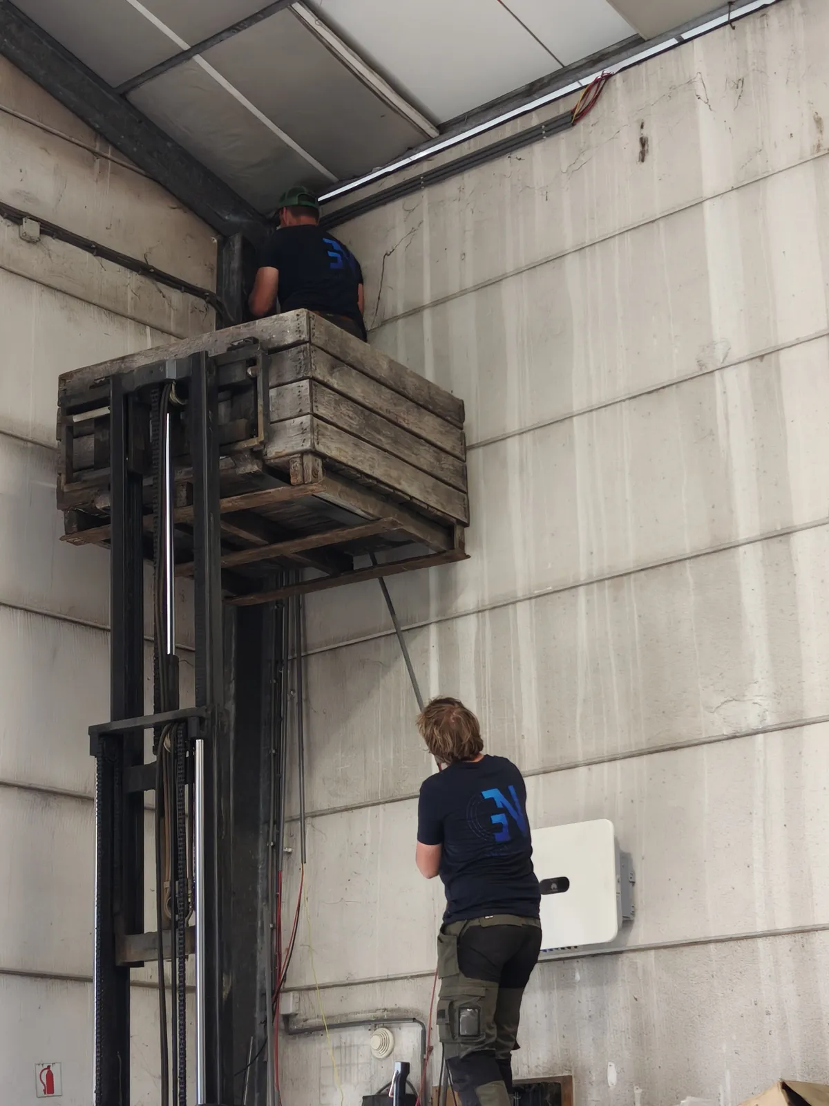 GraNext team installeert omvormer op locatie
