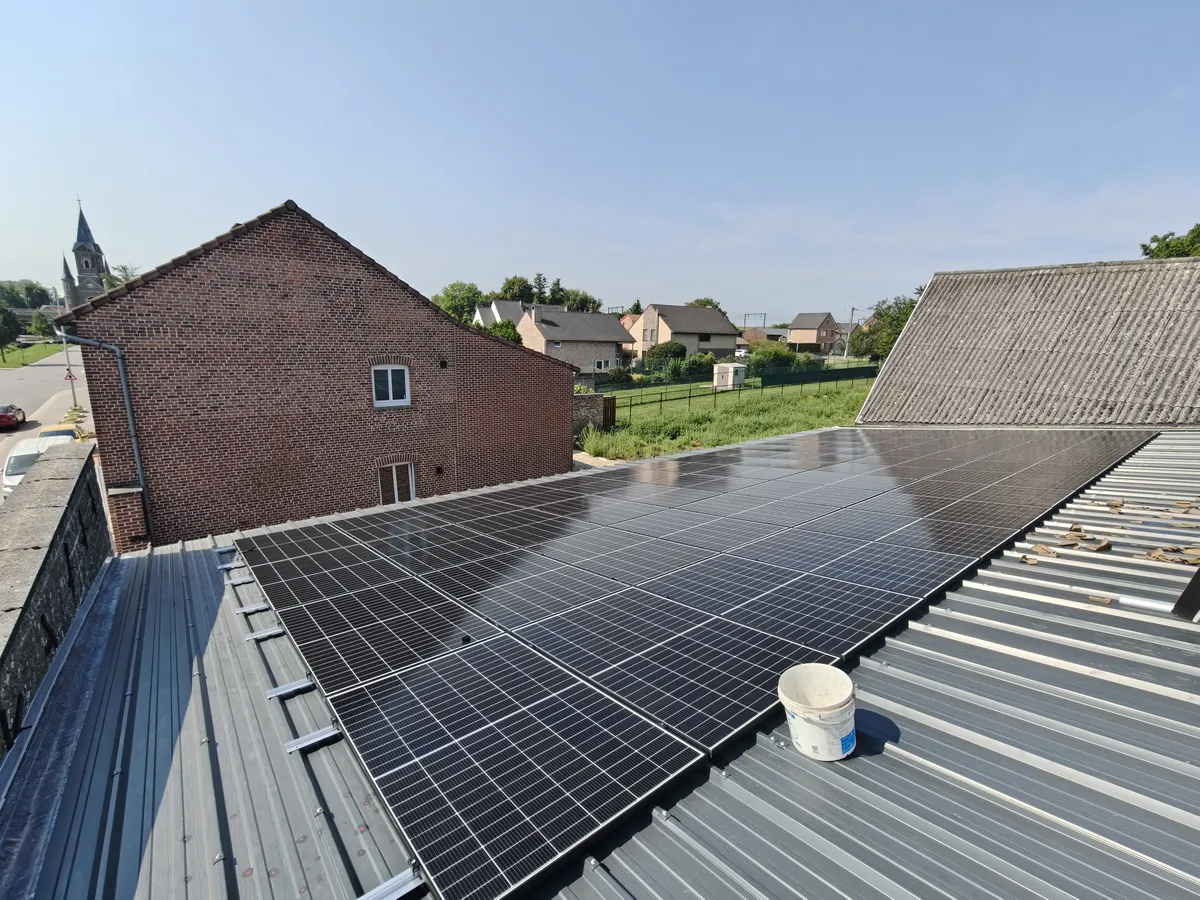 Zonnepanelen op metalen dak in Vlaams dorp
