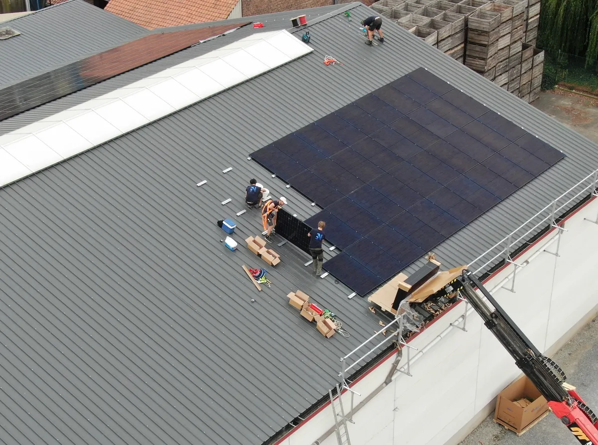 Drone-opname zonnepanelen installatie op bedrijfsdak