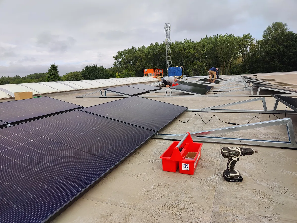 Zonnepanelen installatie op platdak